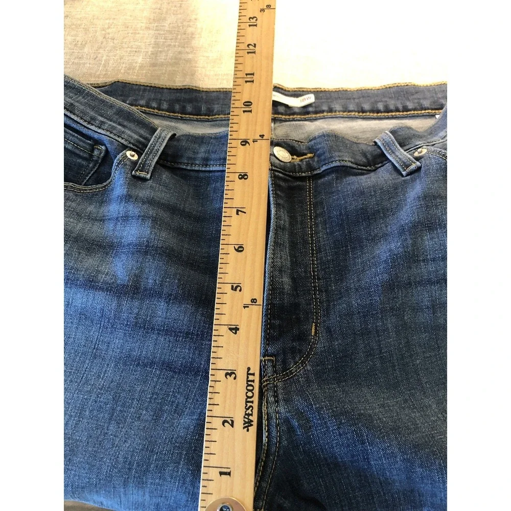Levis Jeans Womens 18W Blue Medium Wash Classic Boot Cut Western Casual